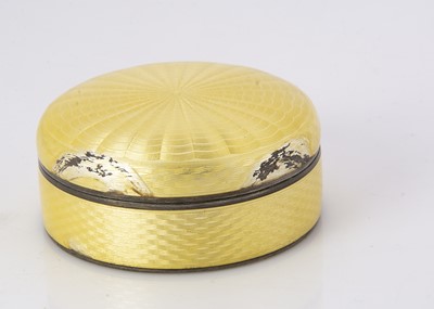 Lot 527 - An Art Deco period silver and yellow enamel circular box