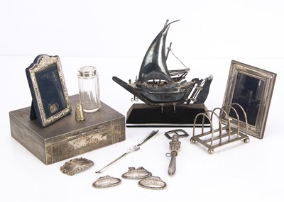 Lot 542 - Twelve late 19th and early 20th century silver and white metal collectible items