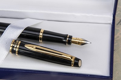 Lot 552 - A modern boxed Waterman black and gilt fountain pen