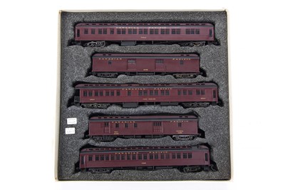 Lot 859 - United Scale Models H0 Gauge for Pacific Fast Mail / Van Hobbies Canadian Pacific Kettle Valley  5 Car Passenger Set