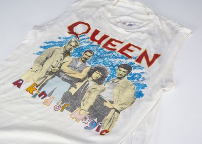Lot 334 - Queen T Shirt