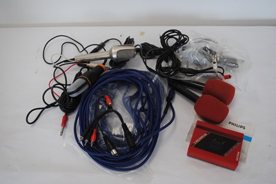 Lot 562 - Microphones / Leads