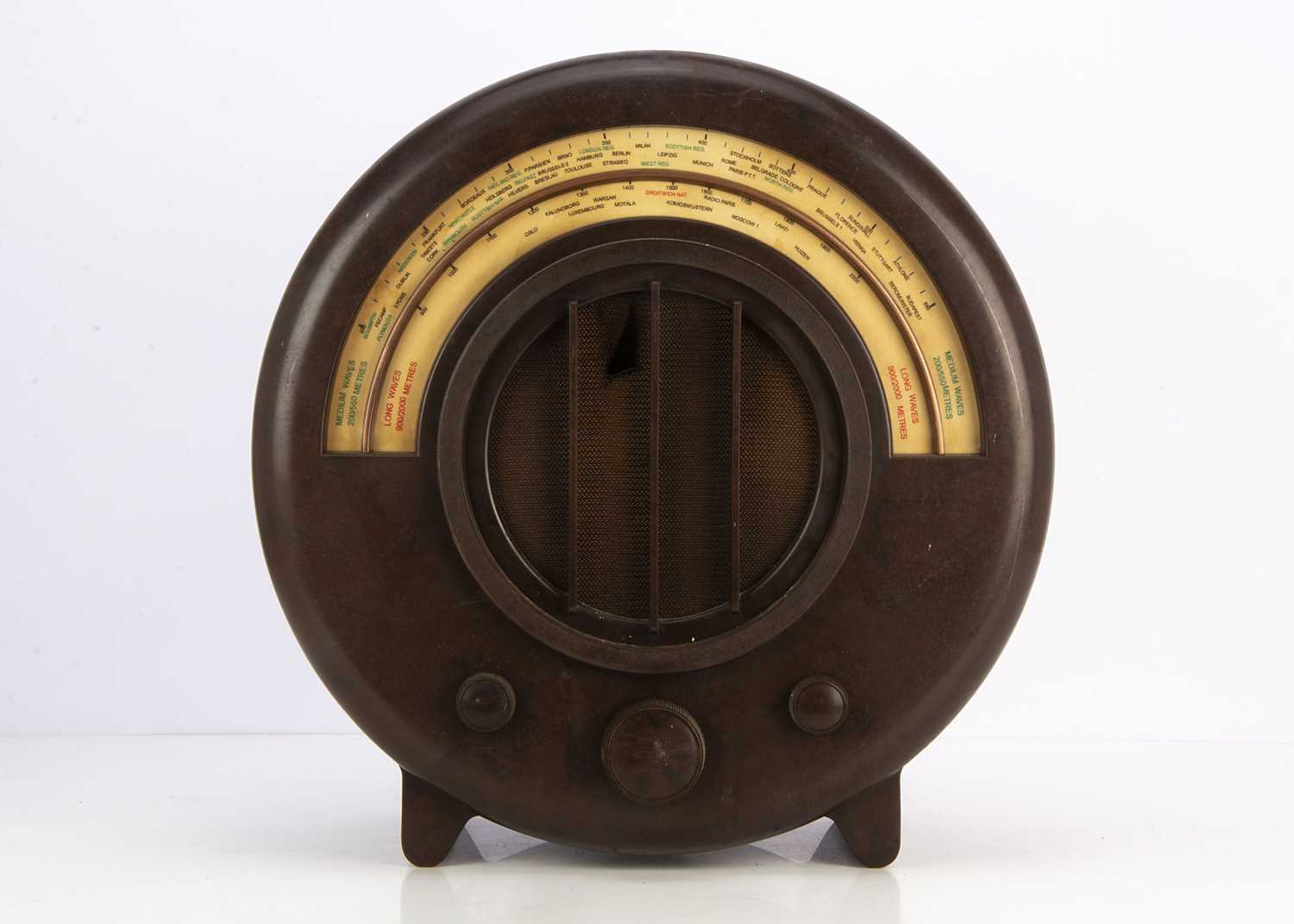 Lot 584 - Art Deco Bakelite Radio
