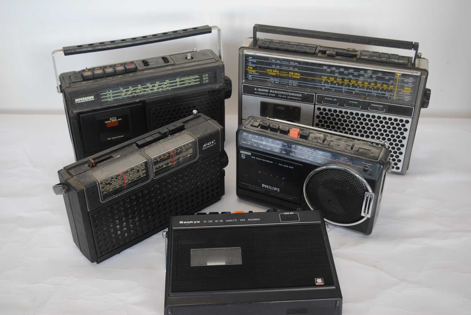 Radio Chantier Grundig RR 2000 - Boombox Rétro - Radio OK, Courroies Cassette à Changer | Idéal Pour Pièces Ou Réparation Coffret Wonderbox Radio Chantier Grundig RR 2000 - Boombox Rétro - Radio OK, Courroies Cassette à Changer | Idéal Pour Pièces Ou Réparation Coffret Wonderbox