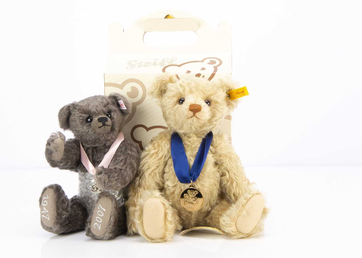 Lot 39 - A Steiff limited edition Royal  Diamond Wedding teddy bear