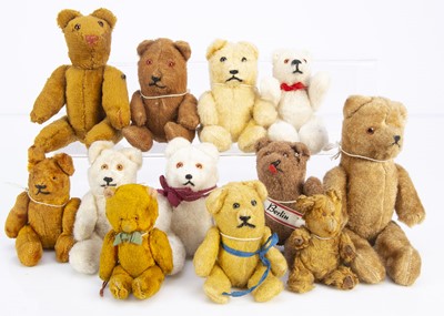 Lot 141 - Twelve small German pin jointed teddy bears