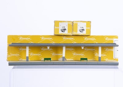 Lot 673 - Rivarossi 1950s Yellow Series HO Gauge Trackside Building Shelter and Two Buffer Stops