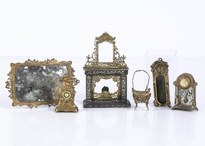 Lot 844 - Metal dolls’ house chattels