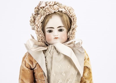 Lot 933 - A late 19th century German bisque should head doll