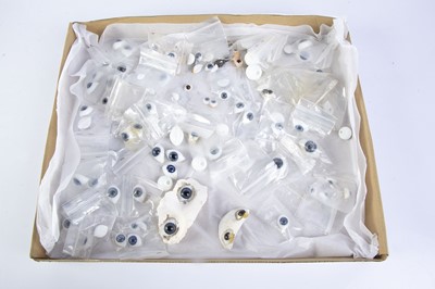 Lot 1101 - A quantity of recent French dolls eyes