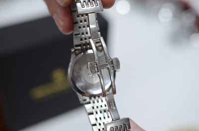 Lot 90 - A modern Dreyfuss & Co quartz stainless steel wristwatch