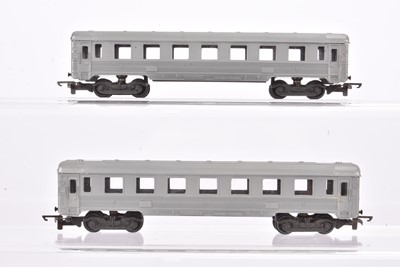 Lot 135 - Pair of uncommon unboxed Tri-ang TT Gauge Continental Stainless Steel Passenger Coaches