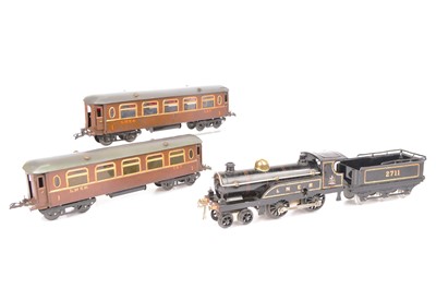Lot 1 - Hornby 0 Gauge No 2 clockwork LNER black 2711 Locomotive and Tender and two LNER maroon Pullman Coaches (4 incl tender)