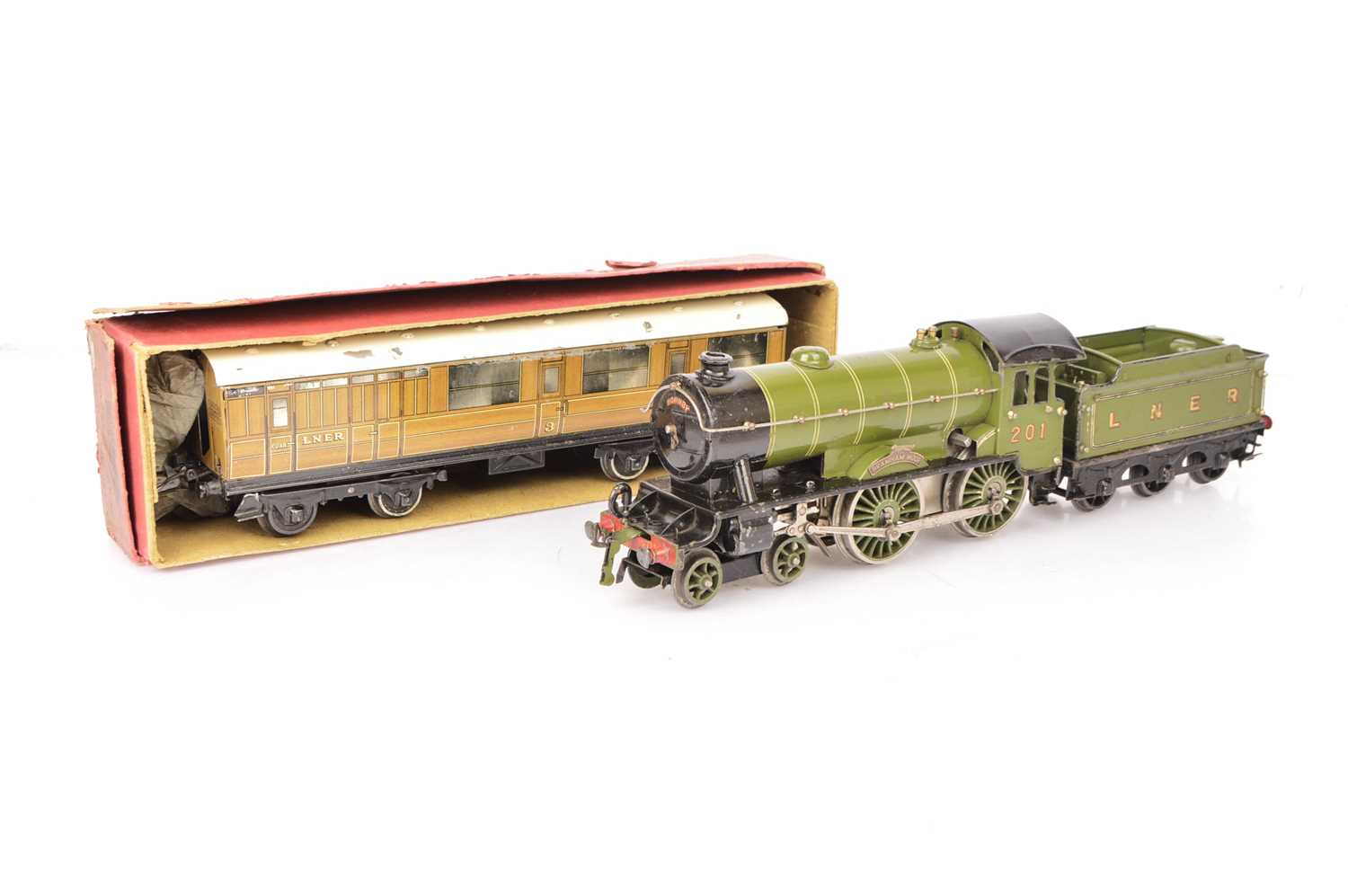 Lot 2 - Hornby 0 Gauge No 2 Special clockwork LNER green 201 'The Bramham Moor' Locomotive and Tender and LNER Coach (3 incl Tender plus key)