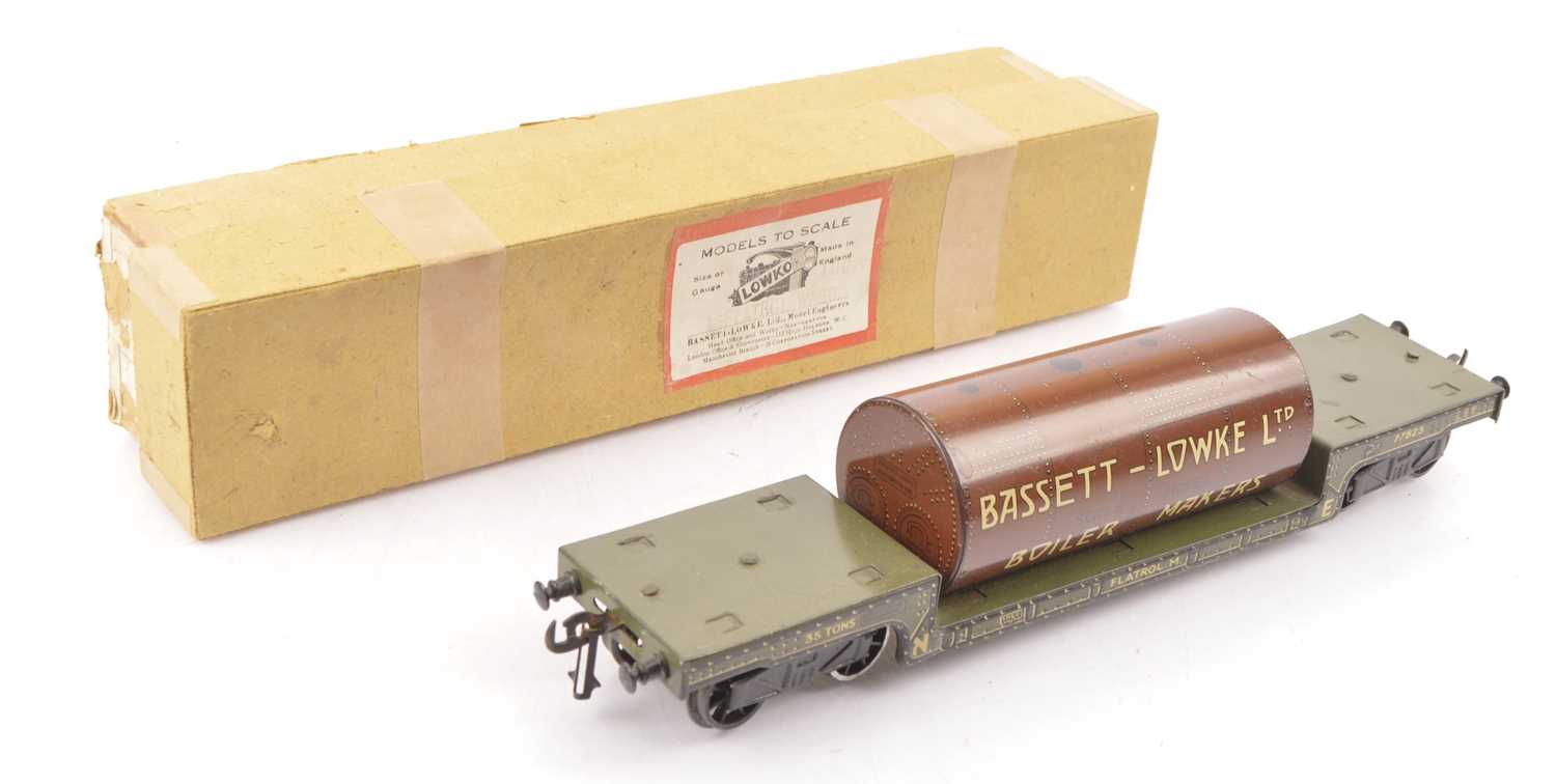 Lot 62 - Bassett-Lowke 0 Gauge boxed NE Flatrol well wagon with Boiler load
