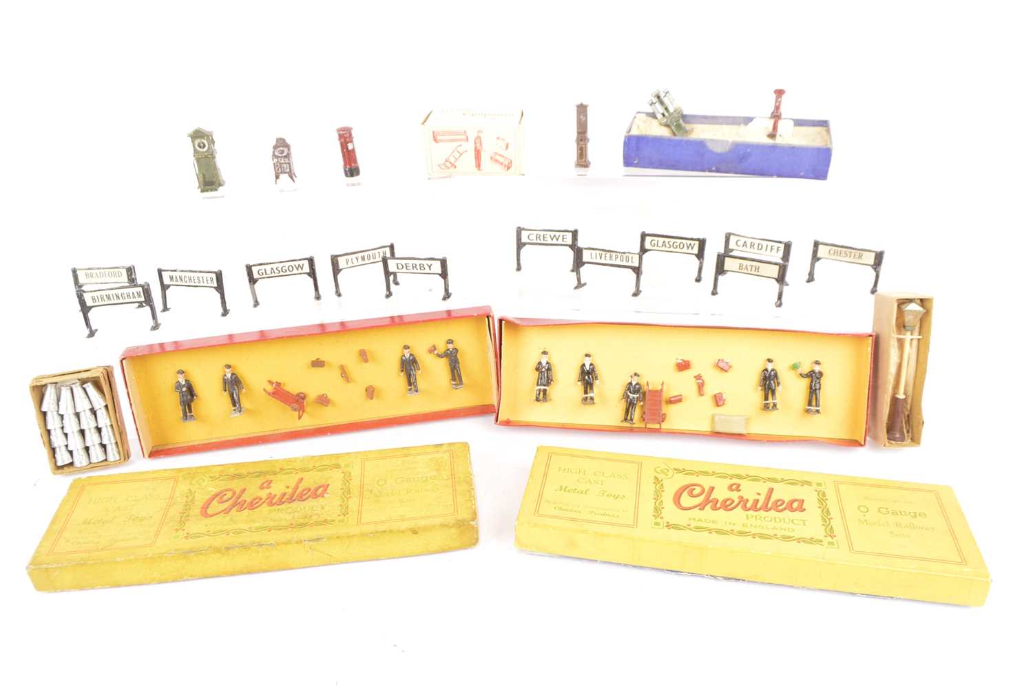 Lot 73 - Bassett-Lowke Cherilea Leeds and Clarke boxed 0 Gauge Platform Accessories (8)