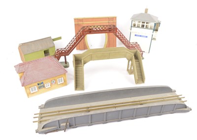 Lot 79 - Bassett-Lowke and other makers 0 Gauge Signal Box Footbridges Turntable-Bridge and other buildings (8)