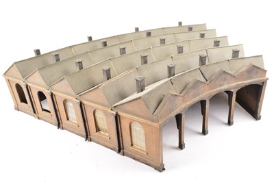 Lot 81 - Scratchbuilt 0 Gauge wooden 4 Road Roundhouse style Engine Shed with lighting