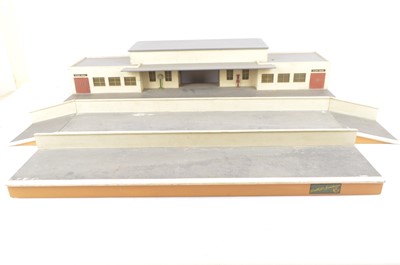 Lot 83 - Large 0 Gauge wood construction flat roof Suburban style station with extension platforms and ramps to give 90'' length (5 pieces)