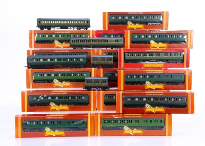 Lot 200 - Hornby 00 Gauge Southern and BR Maunsell coaches 
