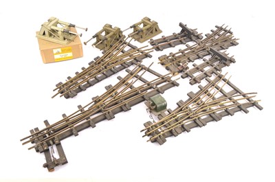 Lot 141 - A very large quantity of Bassett-Lowke 0 Gauge 'raised 3rd' 3-rail Track and Accessories (3 boxes)