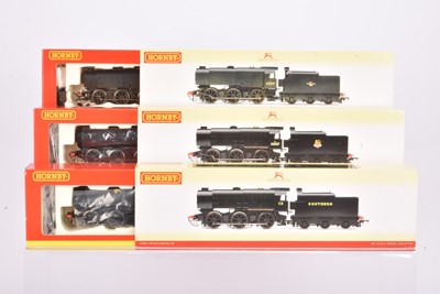 Lot 217 - Hornby China SR and BR black Q1 class 00 Gauge Steam Locomotives and tenders