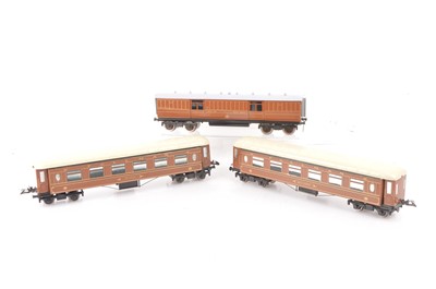 Lot 351 - Highfield Models Tradional style 0 Gauge Metropolitan Railway Pullman and SECR Royal Mail Coach (3)