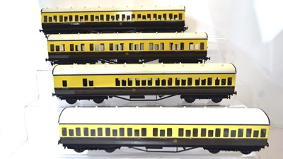 Lot 369 - E K Models 0 Gauge Ready to Run Scratchbuilt GWR chocolate and cream Collett Flat End Suburban Coaches (4)