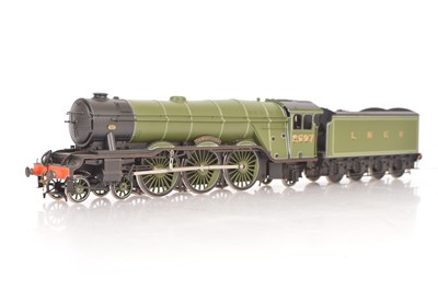 Lot 422 - A finescale 0 Gauge (2-rail) LNER Gresley 'A3' class 4-6-2 Locomotive and Tender by Bachmann Brassmaster (San Cheng)