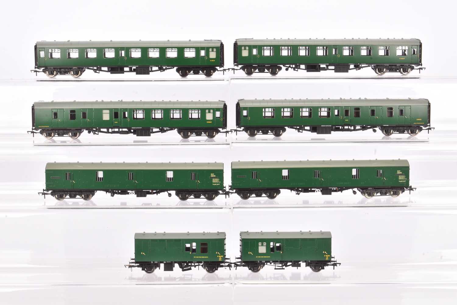 Lot 468 - Bachmann 00 Gauge BR SR green Mk1 Coaches GUV Vans and Horse Boxes