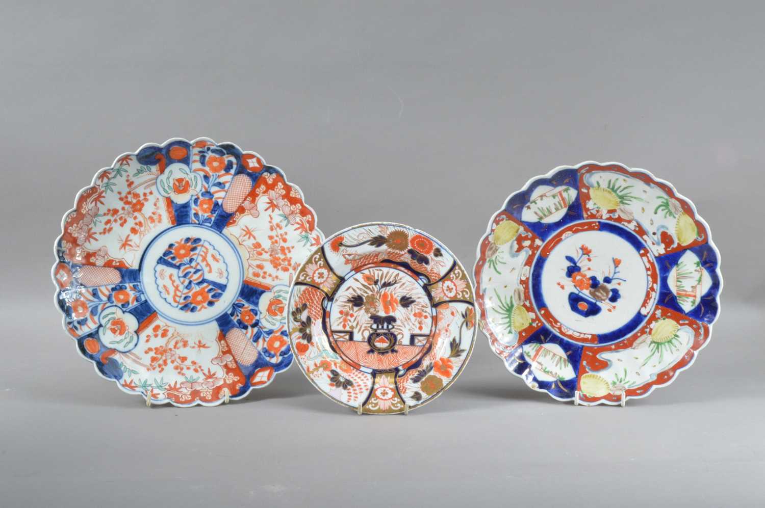 Lot 103 - Two 19th century scalloped rimmed Chinese plates