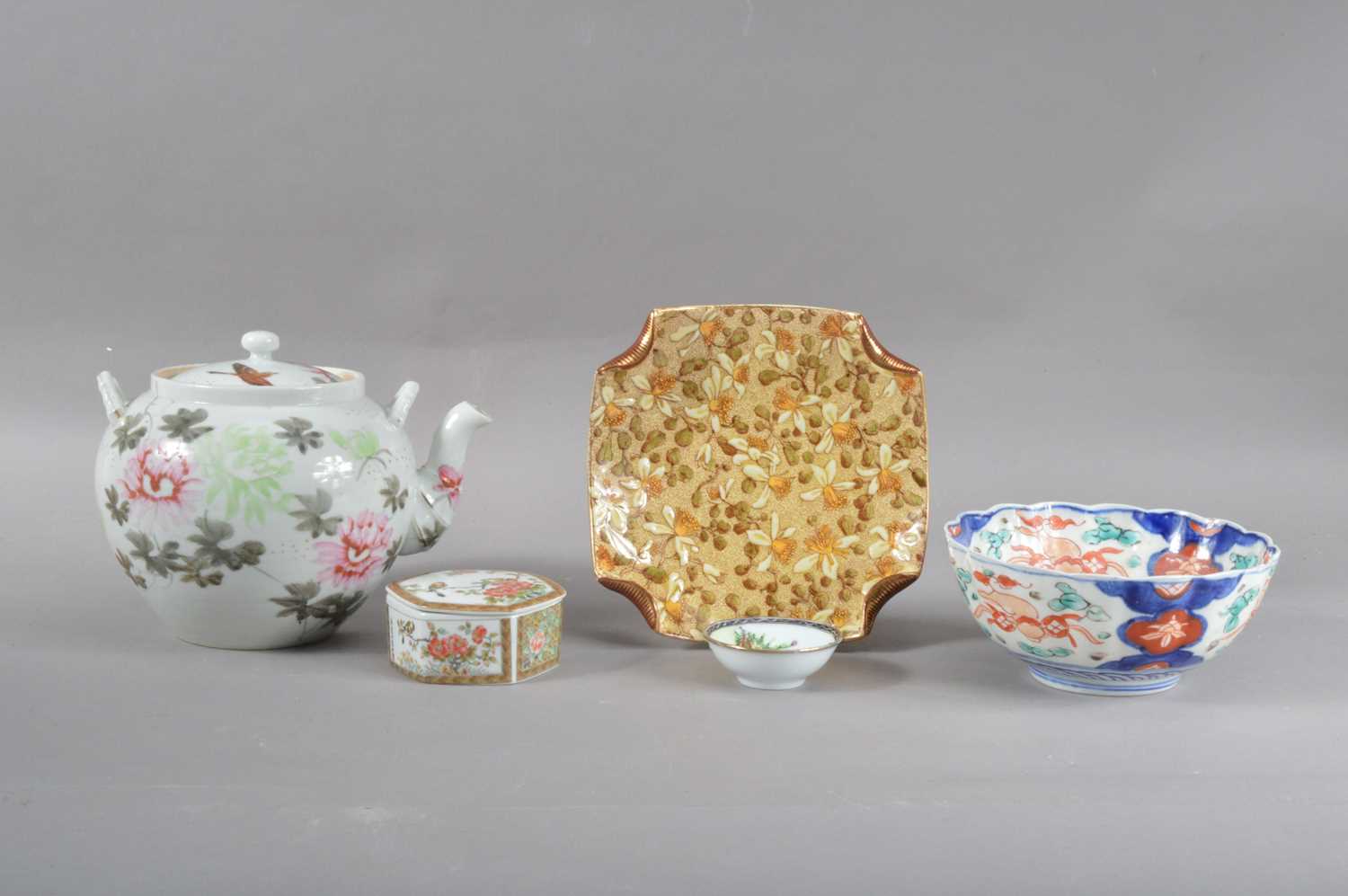 Lot 104 - An assorted collection of Chinese and Japanese ceramics