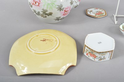 Lot 104 - An assorted collection of Chinese and Japanese ceramics