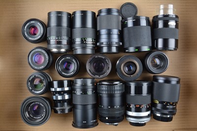 Lot 103 - A Tray of Prime Lenses