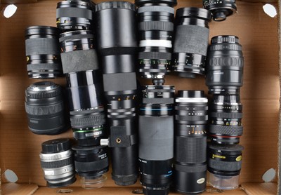 Lot 104 - A Tray of Zoom Lenses
