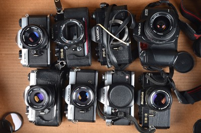 Lot 123 - A Tray of SLR Cameras