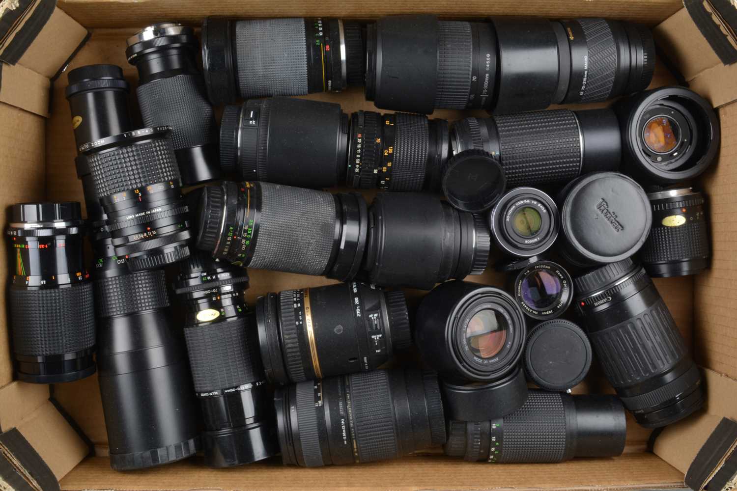 Lot 254 - A Tray of Zoom Lenses
