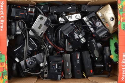 Lot 271 - A Tray of Compact Cameras