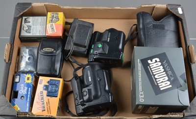 Lot 302 - A Tray of Various Cameras