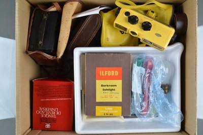 Lot 322 - A Tray of Cameras and Related Items