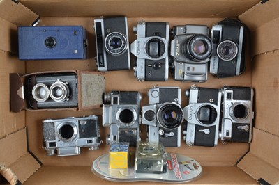 Lot 471 - A Tray of Various Cameras