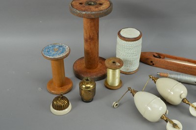 Lot 139 - An assorted collection of collectables