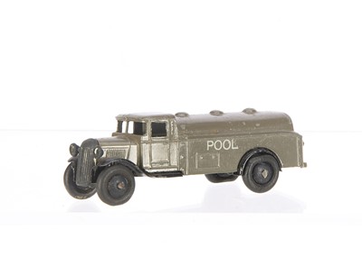 Lot 33 - A Dinky Toys Wartime 25d Petrol Tank Wagon