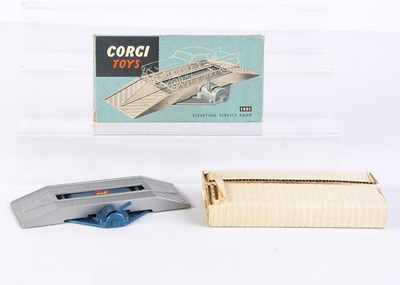 Lot 233 - Corgi Toys 1401 Elevating Service Ramp