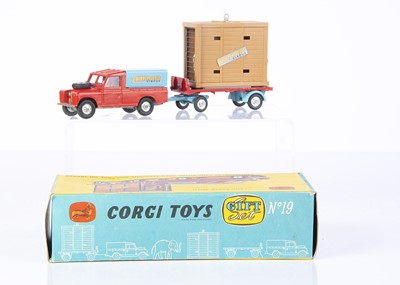 Lot 235 - A Corgi Toys Gift Set 19 Chipperfield's Land Rover With Elephant & Cage On Trailer