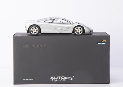 Lot 415 - AutoArt Signature 1:18 McLaren F1 Short Tail Road Car