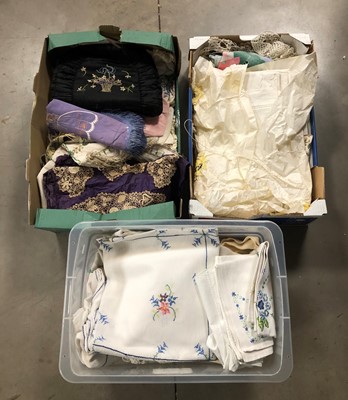 Lot 206 - Collection of  Vintage Table Linen and Lace