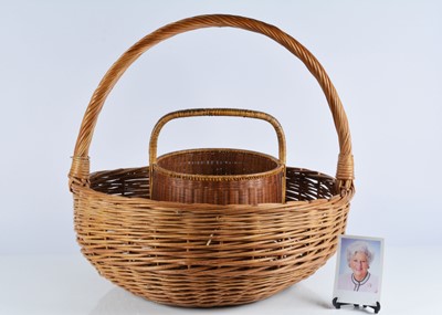 Lot 98 - A large circular wicker basket