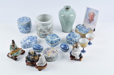 Lot 102 - A collection of Asian ceramics