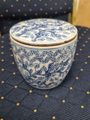 Lot 102 - A collection of Asian ceramics